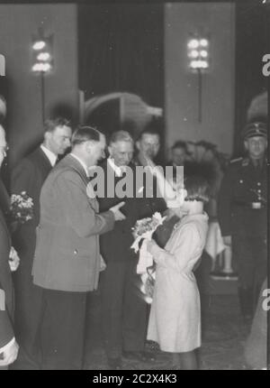 NSV festiva i bambini con Hitler Heinrich Hoffmann Fotografie 1933 fotografo ufficiale di Adolf Hitler, e un politico e editore nazista, che era un membro del circolo intimo di Hitler. Foto Stock