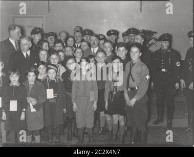 NSV festiva i bambini con Hitler Heinrich Hoffmann Fotografie 1933 fotografo ufficiale di Adolf Hitler, e un politico e editore nazista, che era un membro del circolo intimo di Hitler. Foto Stock