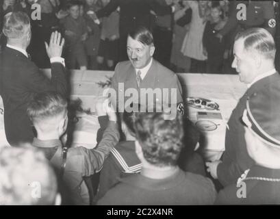 NSV festiva i bambini con Hitler Heinrich Hoffmann Fotografie 1933 fotografo ufficiale di Adolf Hitler, e un politico e editore nazista, che era un membro del circolo intimo di Hitler. Foto Stock