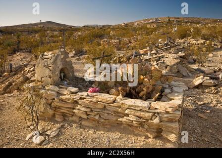 Cimitero storico nella città fantasma di Terlingua, Big Bend Paese nel deserto del Chihuahuan, Texas, Stati Uniti d'America Foto Stock