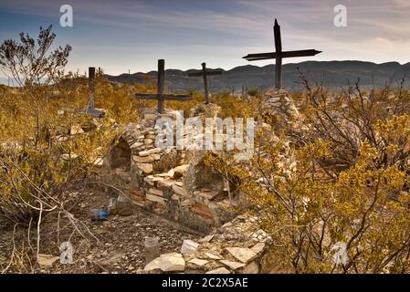 Cimitero storico nella città fantasma di Terlingua, Big Bend Paese nel deserto del Chihuahuan, Texas, Stati Uniti d'America Foto Stock