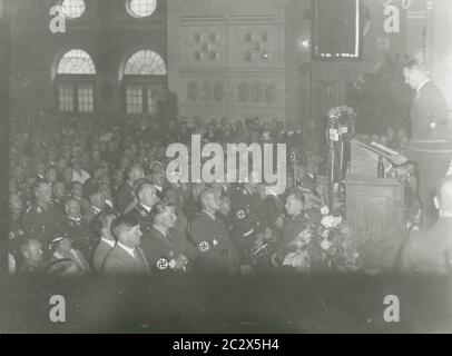 Foto del Partito nazista Rally nel 1933 a Norimberga - Rosenberg parla, Rosenberg, Frick, Goering, Hitler Heinrich Hoffmann fotografie 1933 fotografo ufficiale di Adolf Hitler, e un politico e editore nazista, che era un membro dell'intimo circolo di Hitler. Foto Stock