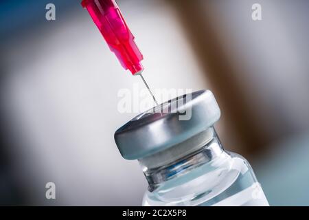 Close-up di riempimento della siringa di vaccino in clinica Foto Stock
