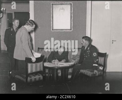 Elezione e referendum di Reichstag il 12 novembre 1943 - ascoltare i rapporti di balena - Hitler Heinrich Hoffmann Fotografie 1933 fotografo ufficiale di Adolf Hitler, e un politico nazista e editore, che era un membro del circolo intimo di Hitler. Foto Stock
