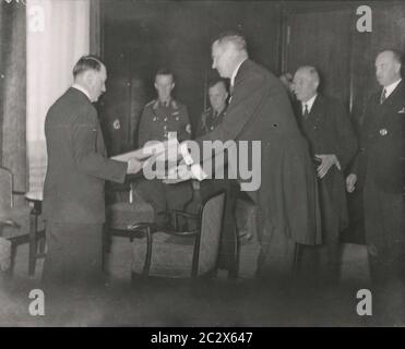 Elezione e referendum del Reichstag il 12 novembre 1944 - delegazione a Hitler nella Cancelleria del Reich Heinrich Hoffmann Fotografie 1933 fotografo ufficiale di Adolf Hitler, e un politico nazista e editore, che era un membro del circolo intimo di Hitler. Foto Stock