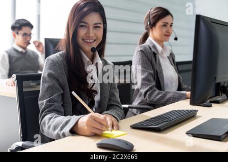 Sorridente call center funzionante Foto Stock