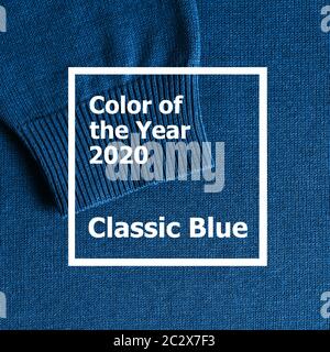 Maglione in classico colore blu dell'anno 2020 Foto Stock