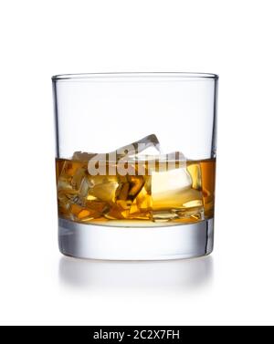 Un bicchiere isolato di whisky e ghiaccio, sparato su bianco con un leggero riflesso Foto Stock