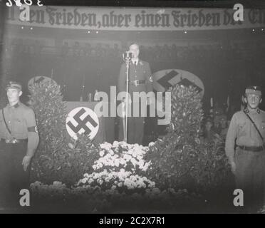 Rally con Alfred Rosenberg, Rosenberg parla Heinrich Hoffmann Fotografie 1933 fotografo ufficiale di Adolf Hitler, e un politico e editore nazista, che era un membro del circolo intimo di Hitler. Foto Stock