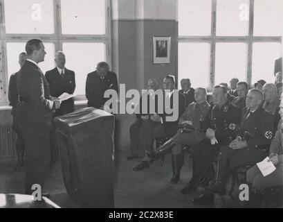 Corsi di formazione, Rosenber parla Heinrich Hoffmann Fotografie 1933 fotografo ufficiale di Adolf Hitler, e un politico e editore nazista, che era un membro del circolo intimo di Hitler. Foto Stock