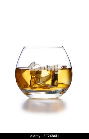 Un bicchiere isolato di whisky e ghiaccio, sparato su bianco con un leggero riflesso Foto Stock