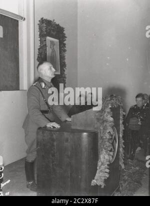 Reich Labor Service School in Potsdam Heinrich Hoffmann Photographs 1933 fotografo ufficiale di Adolf Hitler, e un politico e editore nazista, che era un membro del circolo intimo di Hitler. Foto Stock