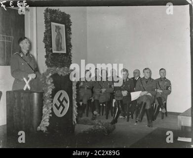 Reich Labour Service School a Potsdam - Conferenza di Generalarbeitsführer Decker Heinrich Hoffmann Fotografie 1933 fotografo ufficiale di Adolf Hitler, e un politico nazista e editore, che era un membro del circolo intimo di Hitler. Foto Stock