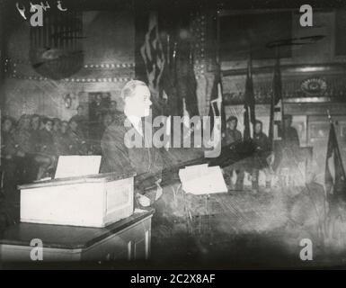 Reichsleiter Rosenberg parla Heinrich Hoffmann Fotografie 1933 fotografo ufficiale di Adolf Hitler, e un politico e editore nazista, che era un membro del circolo intimo di Hitler. Foto Stock