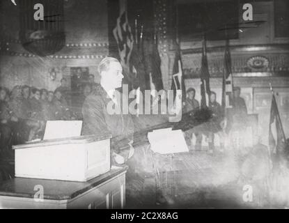 Reichsleiter Rosenberg parla Heinrich Hoffmann Fotografie 1933 fotografo ufficiale di Adolf Hitler, e un politico e editore nazista, che era un membro del circolo intimo di Hitler. Foto Stock