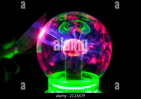 Plasma di elettricità statica su una sfera Tesla Foto Stock