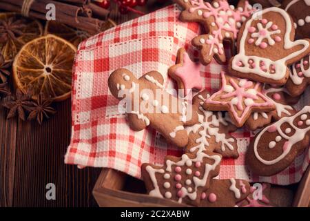 Gingerbreads natale. Biscotti fatti a mano sul vassoio giacente sullo sfondo di legno. Vista dall'alto. Natale e Anno Nuovo tratta. Foto Stock