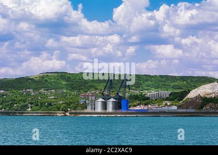 Case di città piccola (Balchik) sul pendio di una collina in Bulgaria Foto Stock