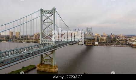 Il Ben Franklin Bridge conduce i viaggiatori in entrata e in uscita del centro cittadino di Philadelphia PA oltre il Fiume Delaware Foto Stock