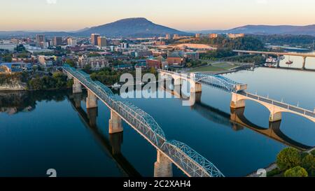 Vista aerea di una curvatura nel fiume Tennessee che fluisce intorno allo splendido Chatanooga TN Foto Stock