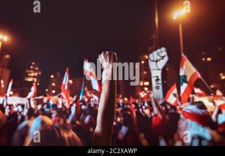 Rivoluzione in Libano, la foto di un grande gruppo di persone con le bandiere in mani per protestare contro le nuove leggi inique di potere, la difesa dei diritti umani concept Foto Stock