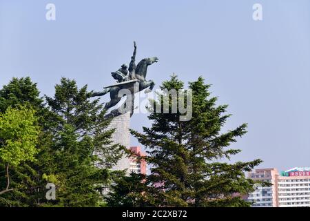 Corea del Nord, Pyongyang - 1 maggio 2019: Vista sulla città e la statua di Chollima dalla collina di Mansu. DPRK Foto Stock