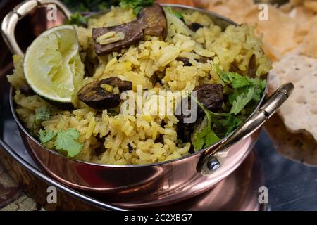 Riso vegano e pilaf di funghi serviti in primo piano in ciotola tradizionale Foto Stock
