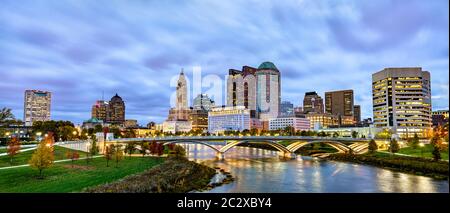 Paesaggio urbano di Columbus sopra il fiume Scioto - Ohio, Stati Uniti Foto Stock