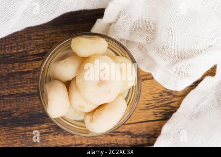 Castagne d'acqua sbucciate, ingredienti gustosi per un pasto cinese Foto Stock