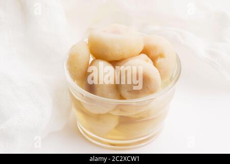 Castagne d'acqua sbucciate, ingredienti gustosi per un pasto cinese Foto Stock