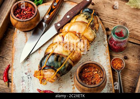 Appetitoso rotolo di pesce fatto di sgombro affumicato. Foto Stock