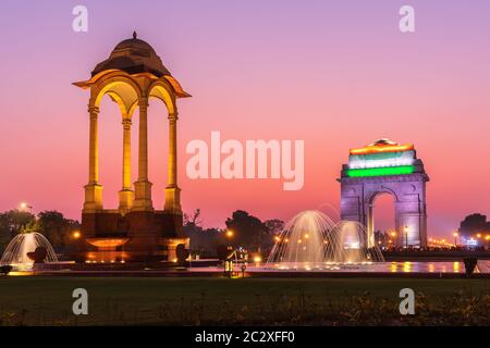 India Gate e la tettoia, vista notturna illuminata, Nuova Delhi, India. Foto Stock