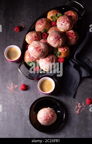 Deliziose ciambelle berlinesi ripiene di marmellata di lamponi Foto Stock