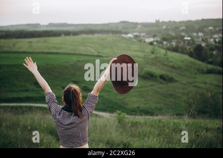 la ragazza nel campo gode della vita ed esprime il suo amore per la natura Foto Stock