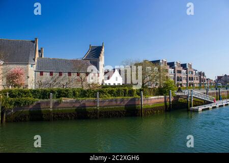 Vecchie case nella piccola città di Zierikzee sulla ex isola Schouwen nella provincia della Zeeland, Paesi Bassi. Foto Stock