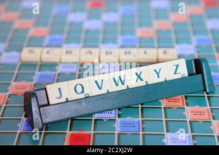 Piastrelle per lettere in rack - resistenti, J o V W X Y Z Foto Stock