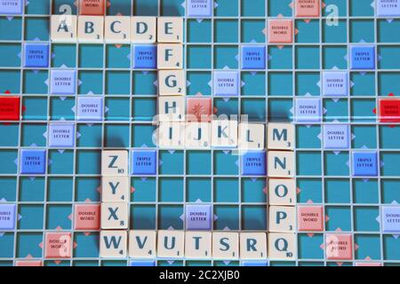 Scrabble lettere intero Alphabet sulla tavola di gioco Foto Stock