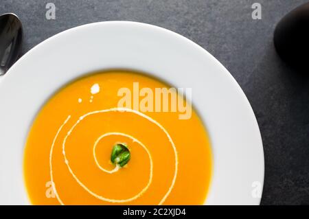 Zuppa di zucca Butternut vista dall'alto. La zuppa di zucca viene tradizionalmente consumata durante la stagione autunnale. Zucca o zucca butternut sono mescolati con altri vegetabl Foto Stock