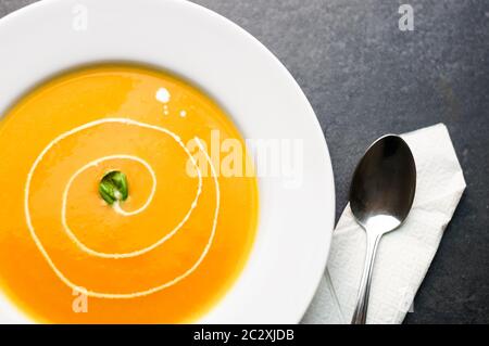 Zuppa di zucca colorata. La zuppa di zucca viene tradizionalmente consumata durante la stagione autunnale. Zucca o zucca butternut sono mescolati con altri vegetabl Foto Stock