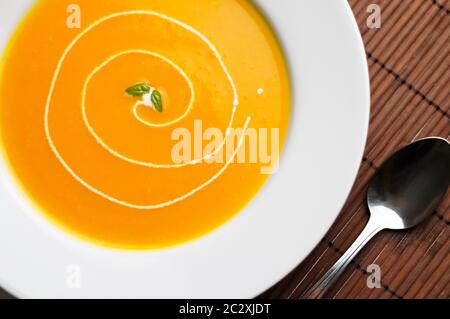 Zuppa di zucca sana. La zuppa di zucca viene tradizionalmente consumata durante la stagione autunnale. Zucca o zucca butternut sono mescolati con altri vegetali Foto Stock