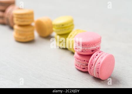 I macaron sono piccoli dolci tondi, preparati con meringa e un dolce ripieno di sapore. Comunemente trovato in panetterie francesi. Foto Stock