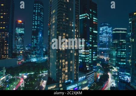 Ho finito la mia tazza di tè con vista sulla città a Mega Kuningan, quartiere centrale degli affari di Giacarta Foto Stock