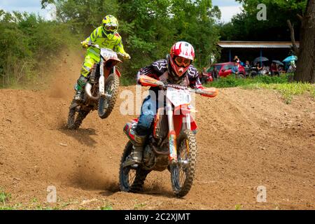 uzhhorod, ucraina - 24 GIU 2018: piloti di motocross in azione. moto in polvere e sporcizia. Allenamento sportivo estremo Foto Stock