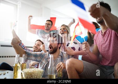 Amici sconvolti e frustrati che guardano la partita di calcio a casa Foto Stock