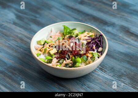 Vista centrale della ciotola di tonno hawaiana. Il poke e' un tradizionale piatto Hawaiiano influenzato dalla cucina giapponese e asiatica. AHI poke è fatto di tonno crudo Foto Stock