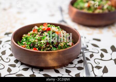 Salutare piatto vegetariano per insalate. Questo piatto sano mescola tabbouleh & insalate di stile greco, usando erbe fresche di prezzemolo, olive, cipolle, feta .. Foto Stock