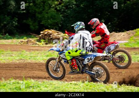 uzhhorod, ucraina - 24 GIU 2018: piloti di motocross in azione. moto in polvere e sporcizia. Allenamento sportivo estremo Foto Stock