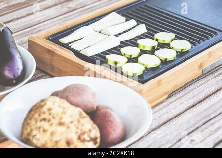 La serata barbecue: Può essere anche vegetariana, con deliziosa insalata di cetrioli e verdure alla griglia. Foto Stock