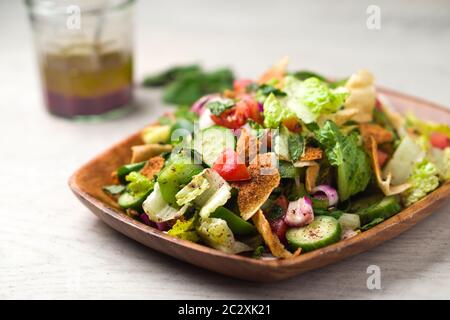 Pranzo vegetariano con insalata di Fattoush. L'ingrediente chiave in questo piatto medio orientale è il pane tostato pita che è mescolato con verdure sane, erbe Foto Stock