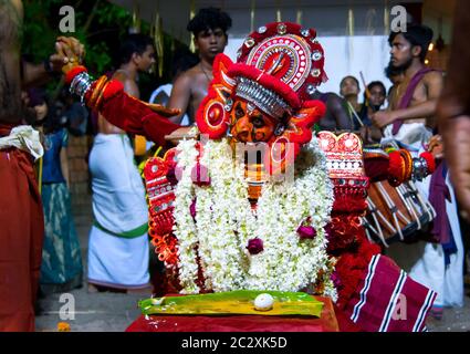 Nagakaali Theyyam | Ritual Art Form of Kerala, Thirra or Theyyam thira è una danza rituale eseguita in 'Kaavu' (boschetto)& templi del Kerala, India Foto Stock